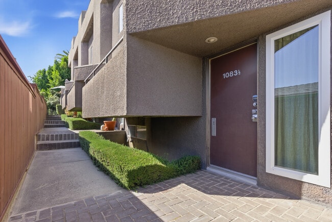 1083 1/2 W Kensington Rd, Unit 1083 1/2 W. Kensington Rd in Los Angeles, CA - Foto de edificio - Building Photo