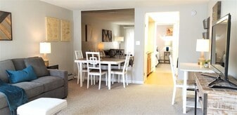 803 Cocheco Ct in Dover, NH - Building Photo