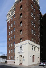 Hampton Hall Apartments in Louisville, KY - Building Photo - Building Photo