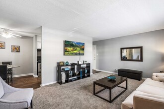 Chapel Tower- Students save up to 10%! in Durham, NC - Foto de edificio - Building Photo