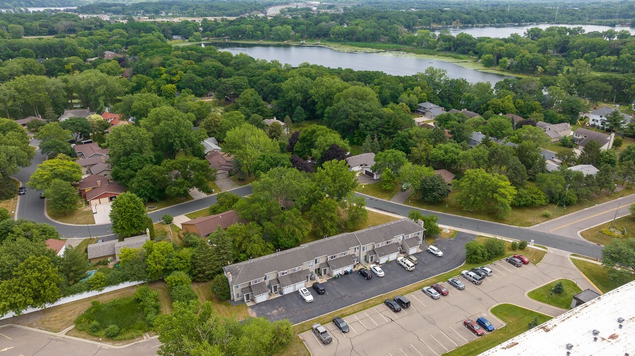 Lake Owasso Townhomes in Shoreview, MN - Building Photo