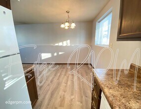806 Cedar River Dr NW in Waverly, IA - Building Photo - Building Photo