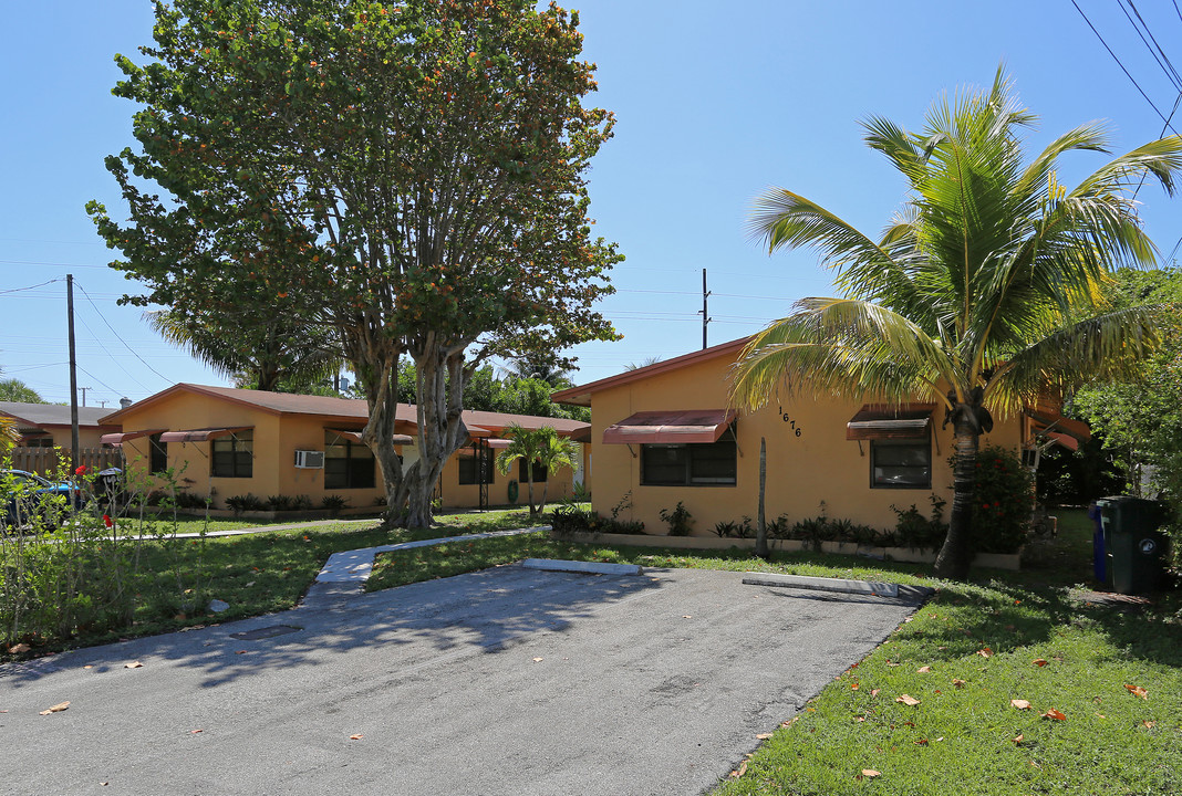 1676-1680 N Dixie Hwy in Fort Lauderdale, FL - Building Photo