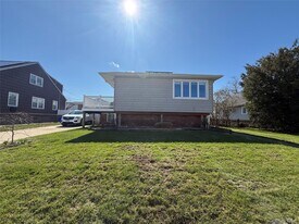 73 Waterford Rd in Island Park, NY - Building Photo