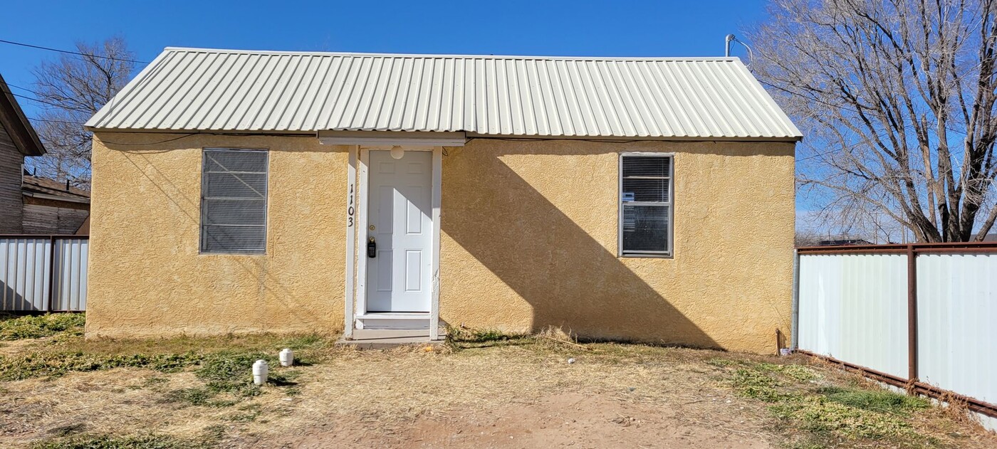 1103 N Boston Ave in Portales, NM - Foto de edificio