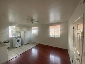 1825 Wilcox Ave, Unit 200 in Los Angeles, CA - Foto de edificio - Building Photo