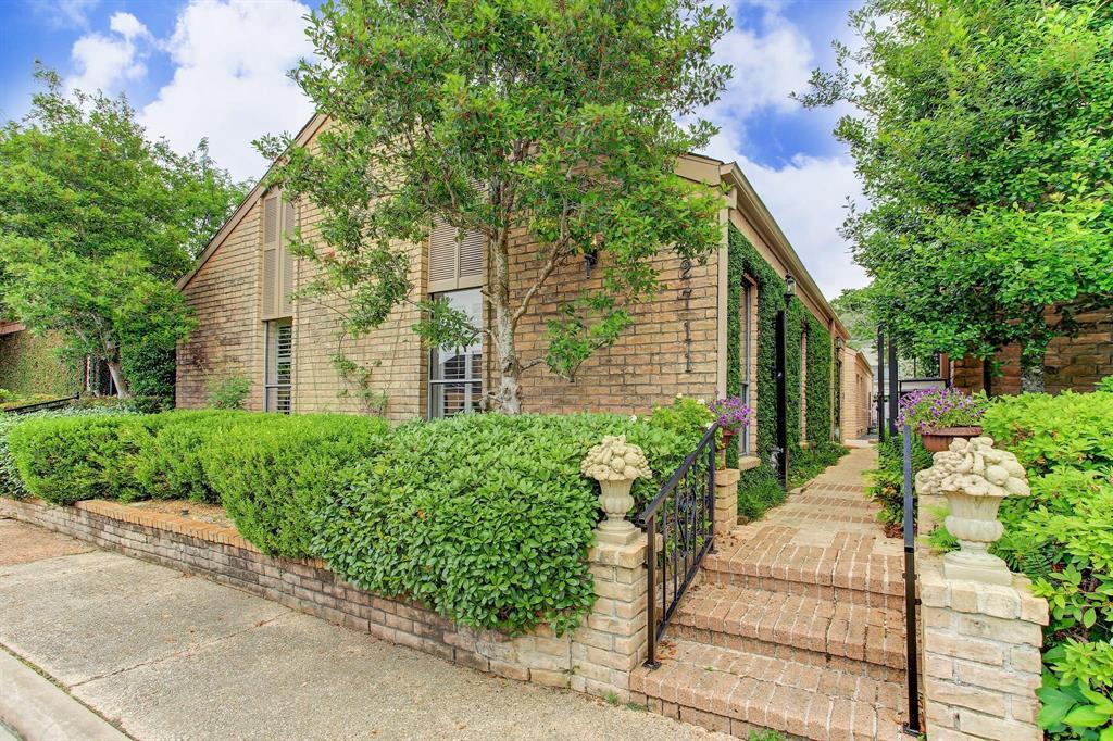 2711 Essex Terrace in Houston, TX - Building Photo