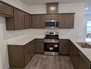 1045 Deerhorn Dr W in Madera, CA - Building Photo - Building Photo