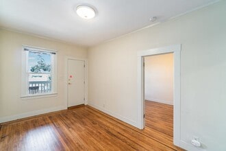 2811 Encinal Ave in Alameda, CA - Foto de edificio - Building Photo