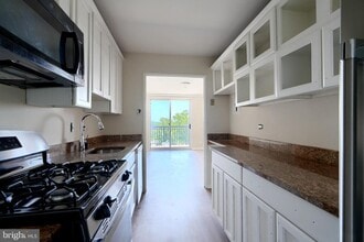 1900 Lyttonsville Rd, Unit 1212 in Silver Spring, MD - Foto de edificio - Building Photo