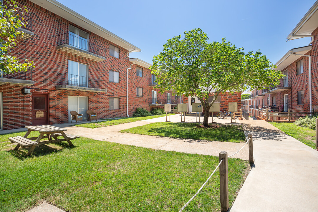 Village/Campus/College Apartments in Emporia, KS - Foto de edificio