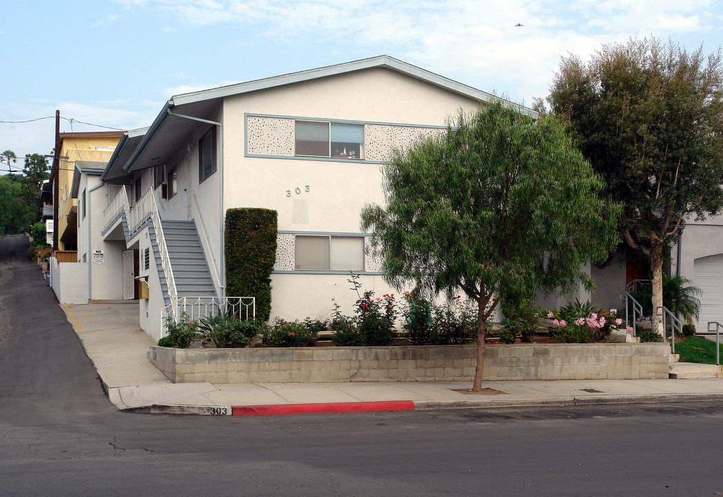 303 Center St in El Segundo, CA - Building Photo