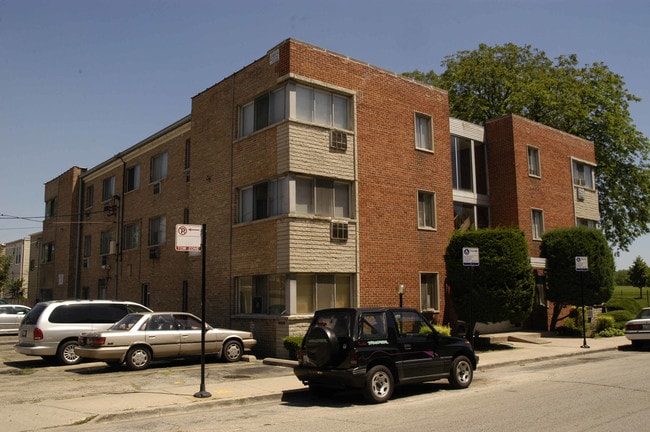 2400 W Balmoral Ave in Chicago, IL - Building Photo - Building Photo