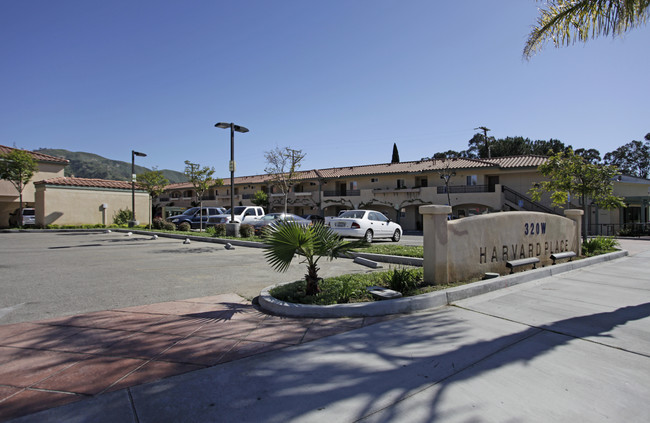 Harvard Place in Santa Paula, CA - Foto de edificio - Building Photo