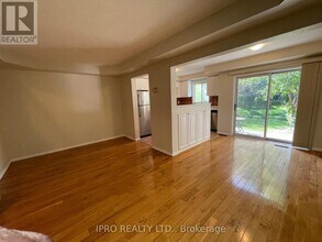 2350-2350 Britannia Rd W in Mississauga, ON - Building Photo - Building Photo