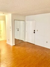 18530 Hatteras St, Unit 105 in Tarzana, CA - Foto de edificio - Building Photo