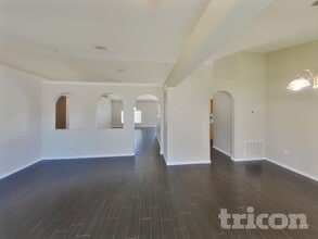 5148 Jenson Ave in Spring Hill, FL - Foto de edificio - Building Photo