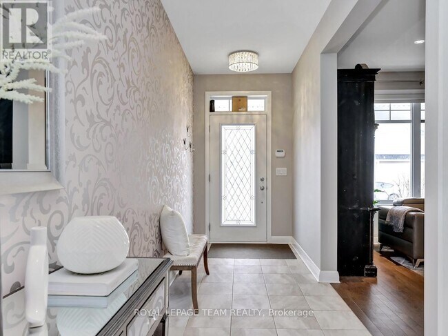 240 Escarpment Cres in Ottawa, ON - Building Photo - Building Photo