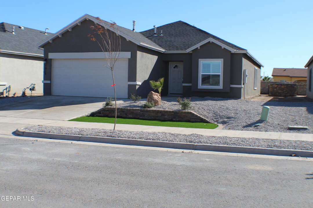 1014 Rebeca Way in Socorro, TX - Building Photo