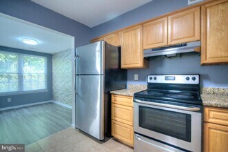 100 Chaucer Rd in Mount Laurel, NJ - Building Photo - Building Photo