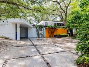 2250 NE 201st St in Miami, FL - Building Photo - Building Photo