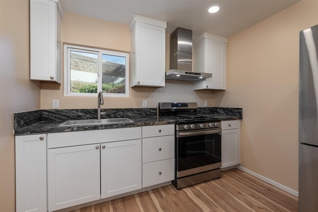 12015 Califa St in Valley Village, CA - Foto de edificio - Building Photo