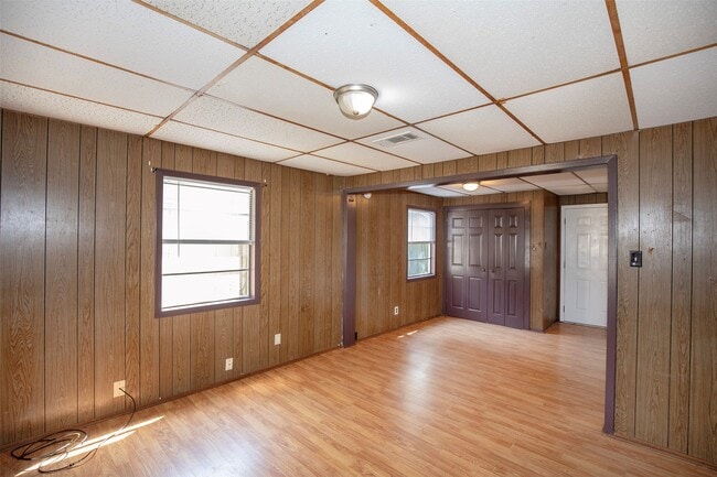 property at 1805 Oriole Dr