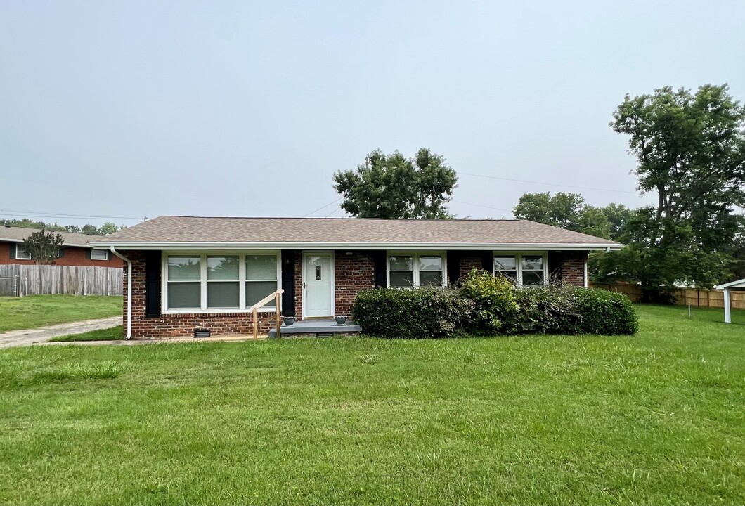 8039 Gleason Dr in Knoxville, TN - Building Photo