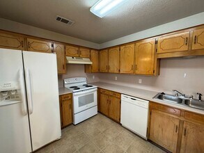 208 W Blancas Dr in Copperas Cove, TX - Foto de edificio - Building Photo
