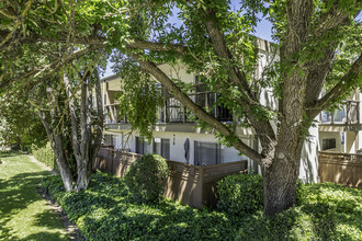 Viking Apartments in Davis, CA - Foto de edificio - Building Photo