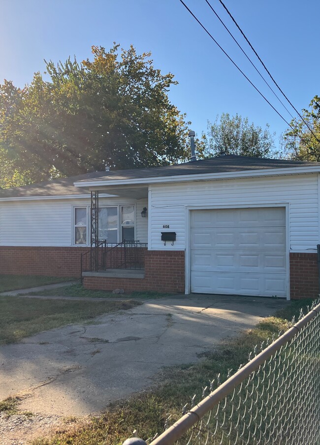 property at 608 E Washington St
