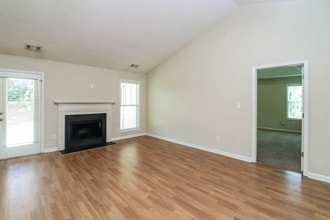 8633 Cole Creek Dr in Dallas, GA - Foto de edificio - Building Photo