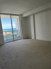 10275 Collins Ave in Bal Harbour, FL - Foto de edificio - Building Photo