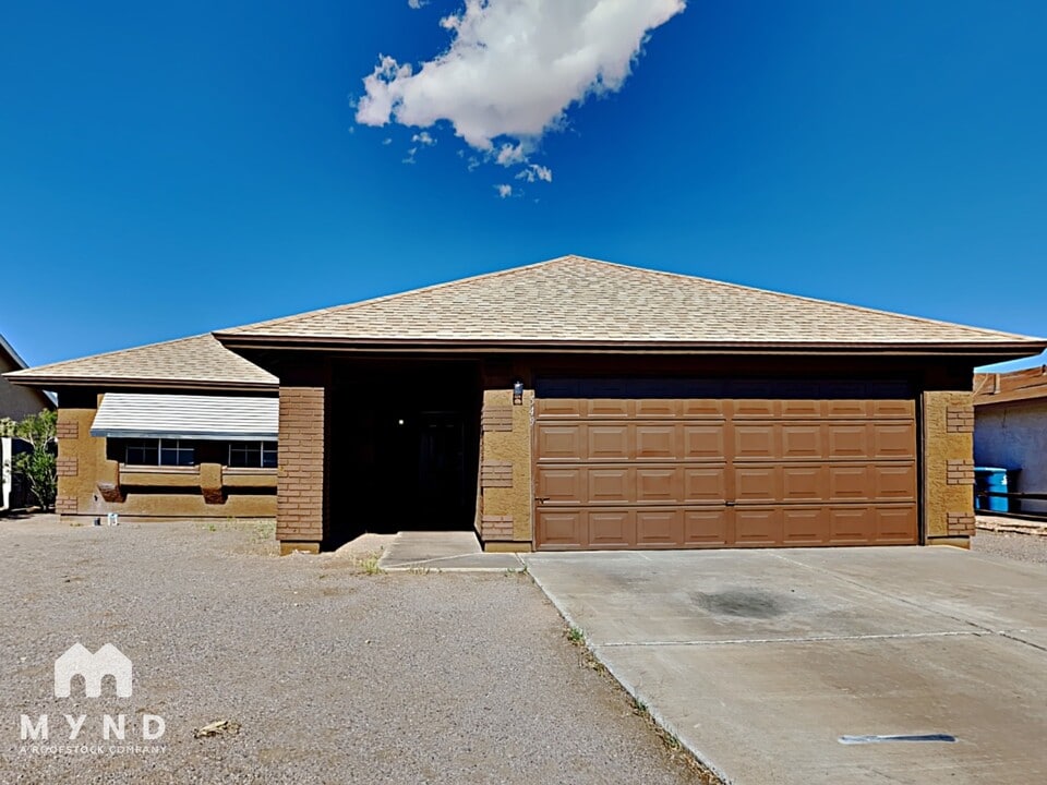 549 Bastanchury Ave in Henderson, NV - Foto de edificio