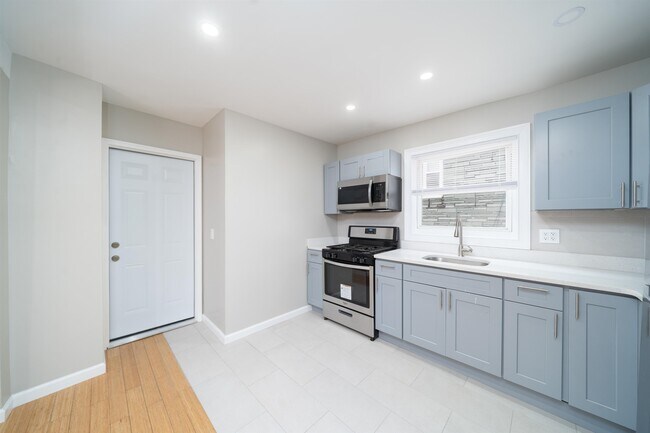 27 W 16th St in Bayonne, NJ - Building Photo - Building Photo