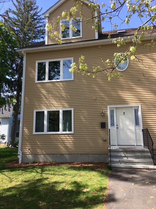 7 Walnut St in Needham, MA - Building Photo