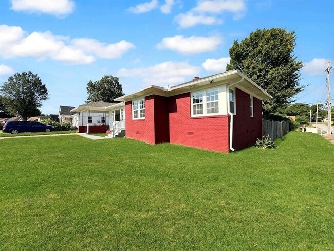 property at 1049 N Idlewild St