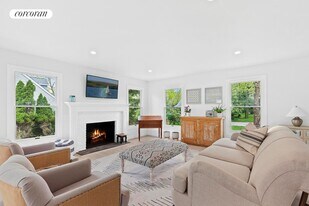 42 Archibald Way in Sag Harbor, NY - Building Photo