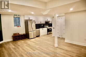 1300 Ridgebank Dr in Oakville, ON - Building Photo - Building Photo