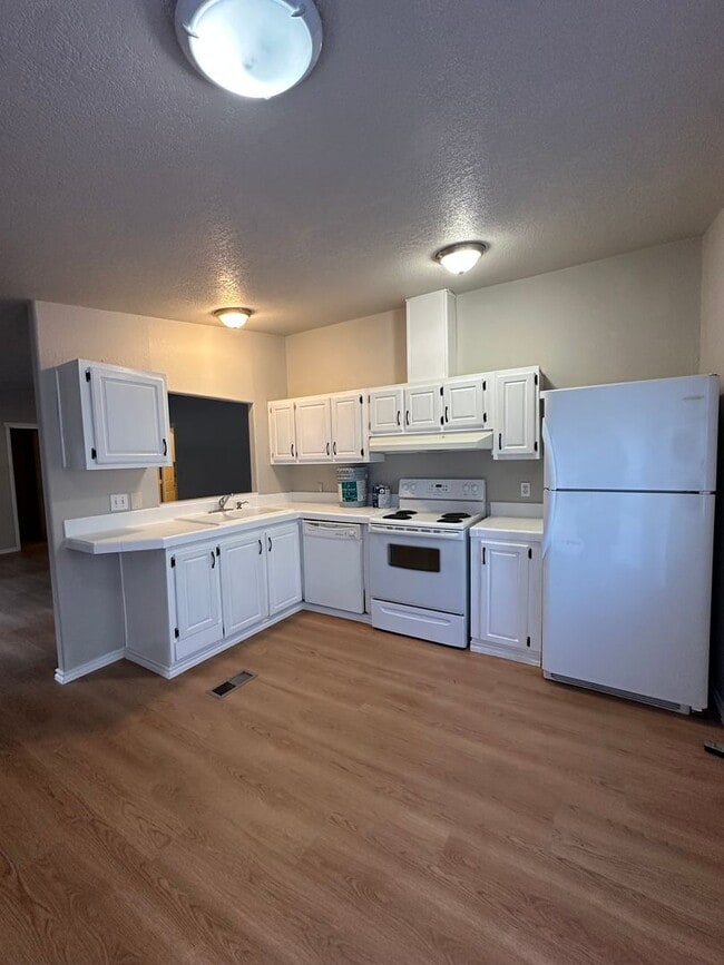 15485 Brooks Ln in La Pine, OR - Building Photo - Building Photo