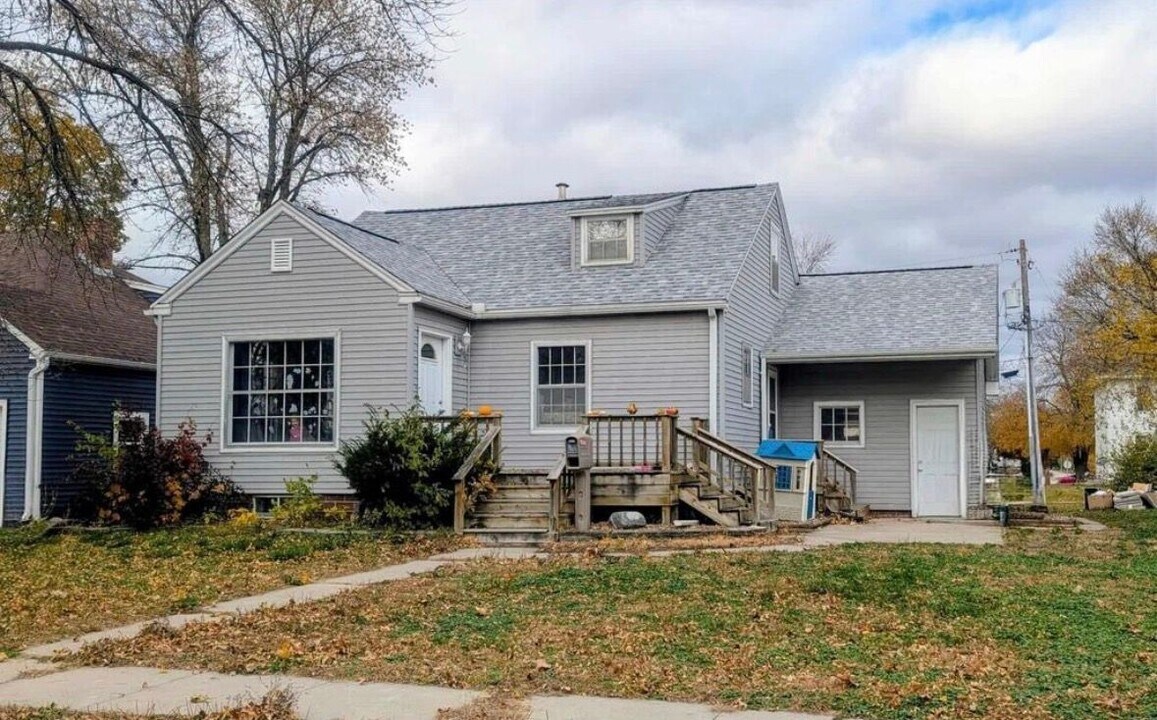 1703 10th St in Emmetsburg, IA - Foto de edificio