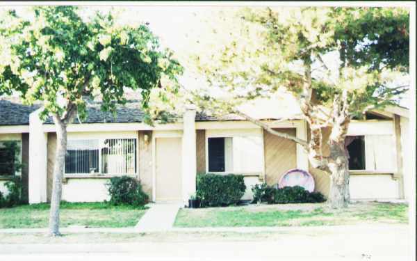 219 E Springfield Ave in Huntington Beach, CA - Building Photo