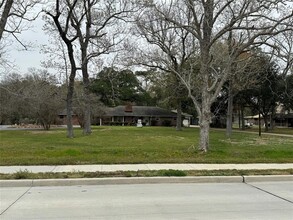 10702 Crosby Lynchburg Rd in Crosby, TX - Building Photo - Building Photo