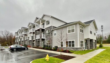 Waters Edge Apartments Bloomington in Bloomington, IN - Foto de edificio - Building Photo