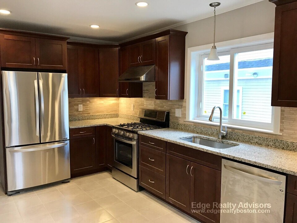129 Brooks St in Boston, MA - Building Photo