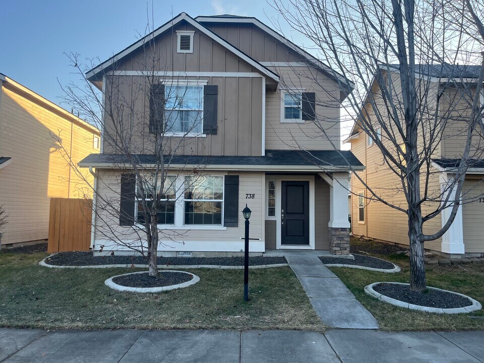 738 N Carisbrooke Ave in Meridian, ID - Building Photo