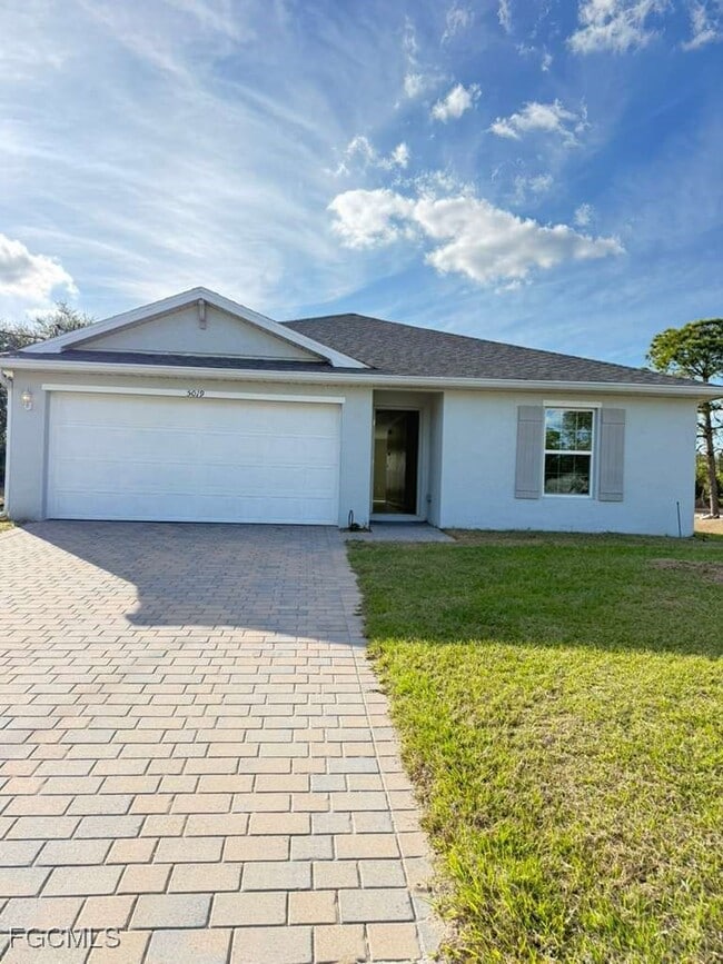 5019 Moon Ln in La Belle, FL - Building Photo - Building Photo