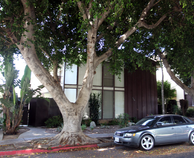 1529 Granville Ave in Los Angeles, CA - Foto de edificio - Building Photo