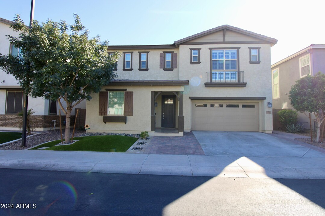 241 E Wisteria Dr in Chandler, AZ - Building Photo