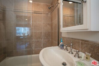 2101 Ocean Ave in Santa Monica, CA - Foto de edificio - Building Photo